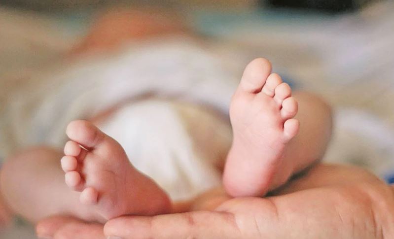 Joven arroja a su bebé por un barranco para no pagar pensión alimenticia