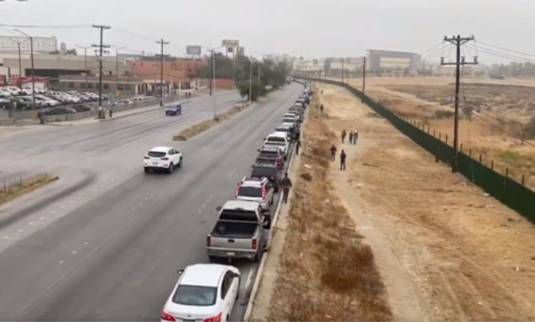 Vacunación covid en Tijuana para personas de 18 y más genera filas de hasta mil carros (Video)