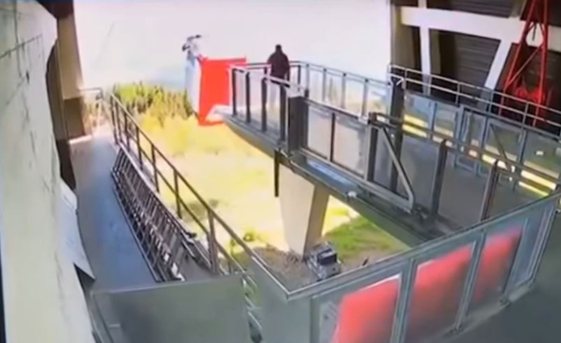 Captan momento en que teleférico cae en Italia y deja 14 muertos