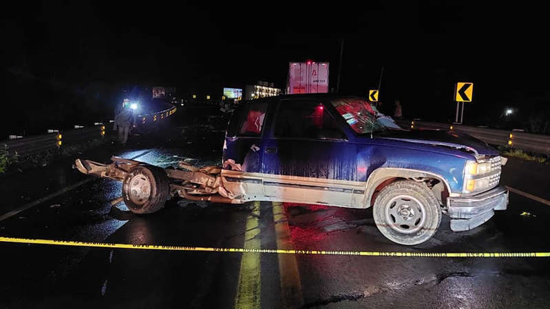 Camioneta choca contra tráiler en carretera de Querétaro; hay siete muertos