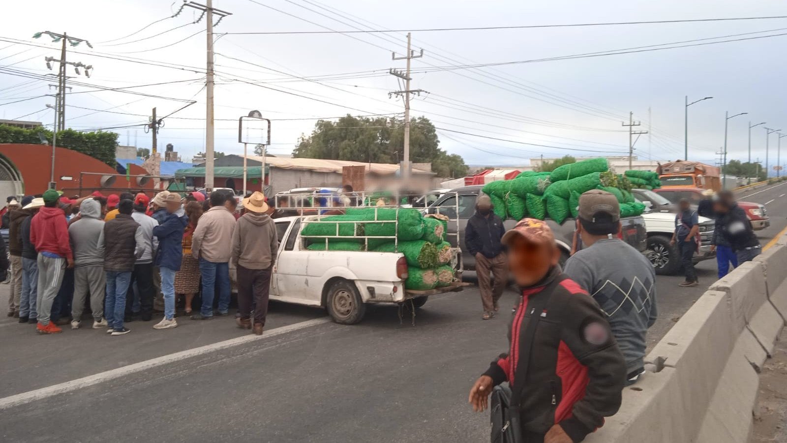 Productores bloquean la federal a Tehuacán en Huixcolotla 