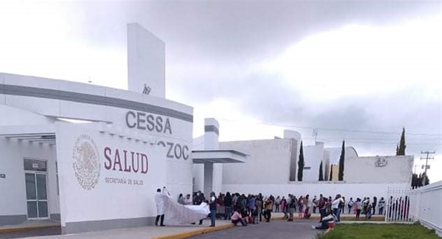 Protesta por bono personal médico de Amozoc; exigen la destitución de la directora 