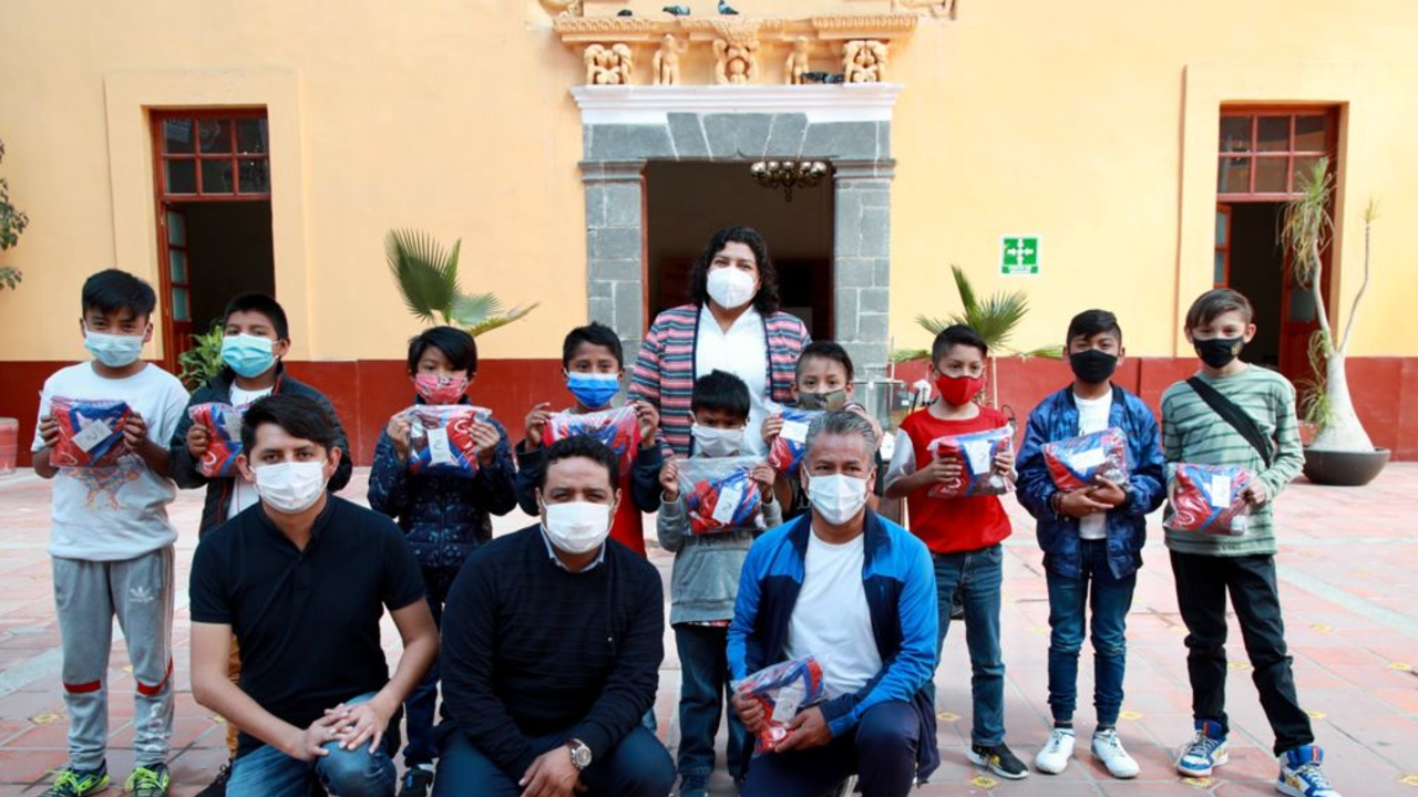 Ayuntamiento de San Andrés Cholula realizó entrega de uniformes a infantes de Tlaxcalancingo y San Antonio Cacalotepec