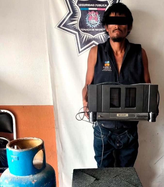 Policías Municipales de Tepeaca detienen a un sujeto por el delito de robo a casa habitación 
