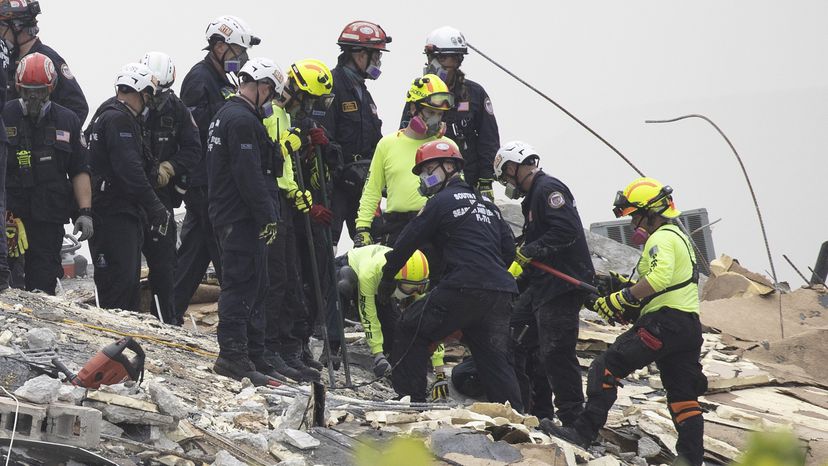 Rescatistas israelíes y mexicanos llegaron a Miami para colaborar en la búsqueda de desaparecidos tras el derrumbe