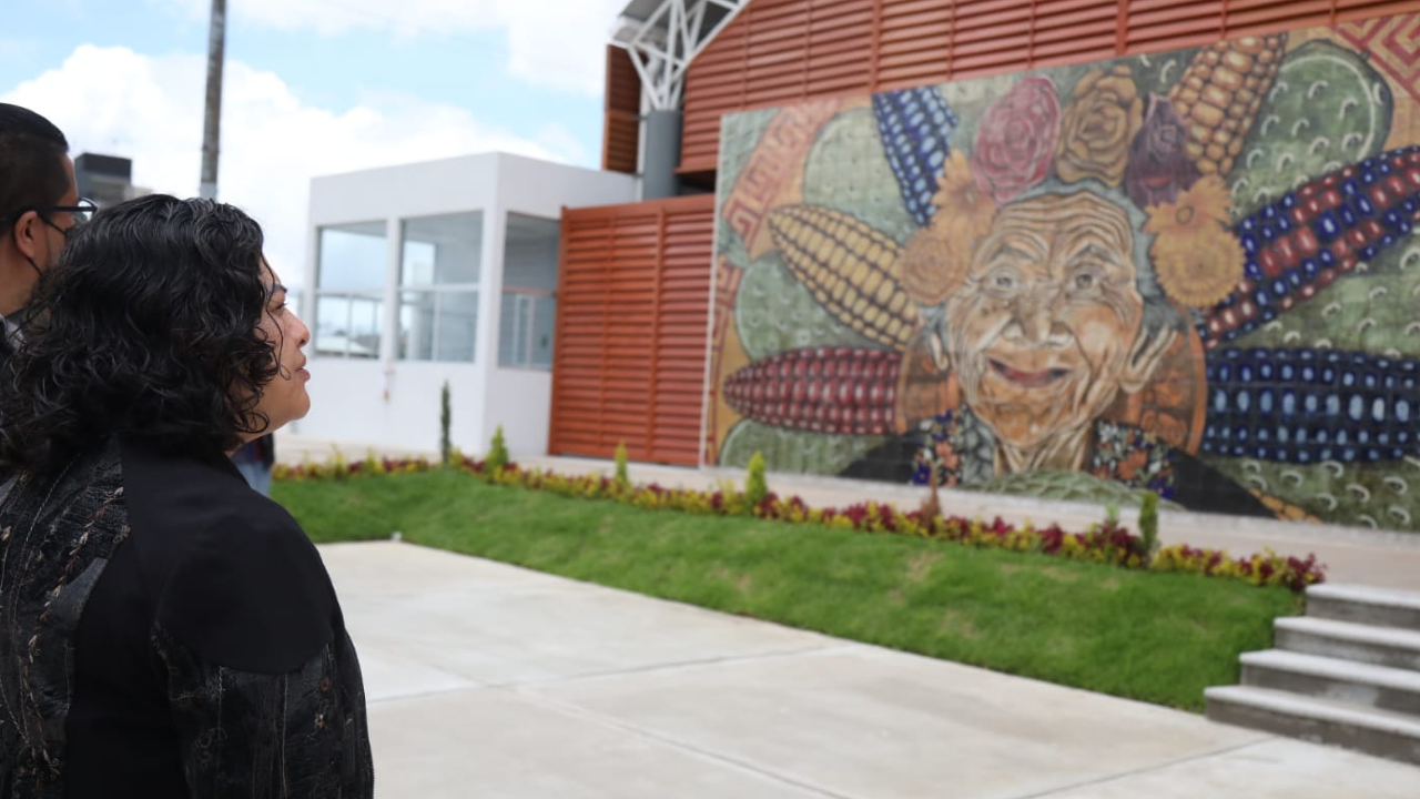 Karina Pérez Popoca recorrió las inmediaciones del Mercado Municipal