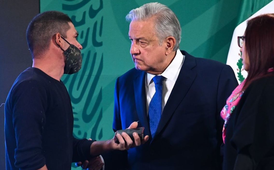 Revelan identidad del joven que se coló a la mañanera para hablar con AMLO