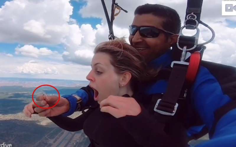 ¡Valiente! Hombre pide matrimonio a su novia en plena caída con paracaídas