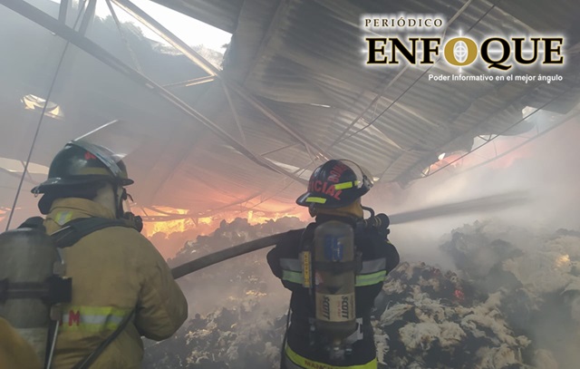 Apagan bomberos incendio en bodega de San Bernardino Tlaxcalancingo