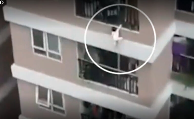 Captan momento en que niña cae de un edificio de 12 pisos y repartidor la atrapa (Video)