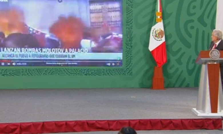 AMLO revive hechos violentos en protesta del año pasado para justificar vallas en Palacio Nacional