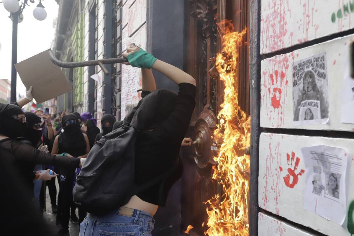 Gobierno de Puebla denunciará penalmente a implicadas que realizaron vandalismo este 8M