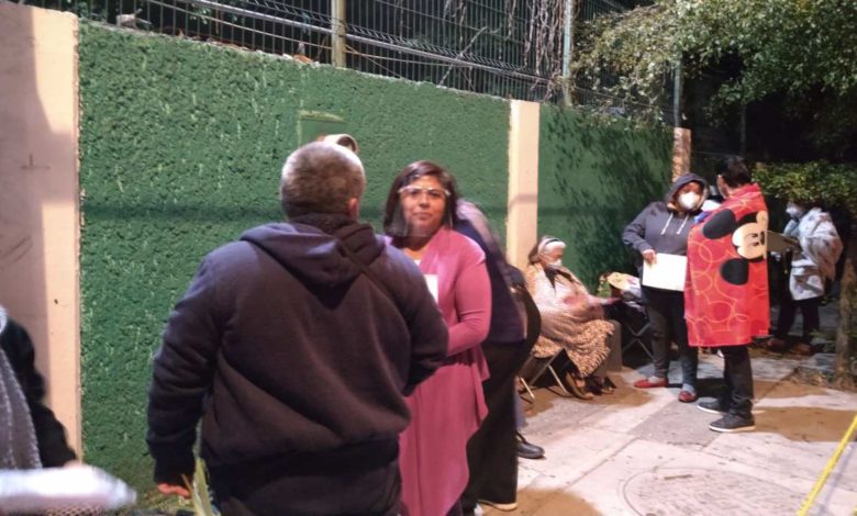 Cientos hacen fila toda la noche en Jalisco para recibir primeras vacunas COVID