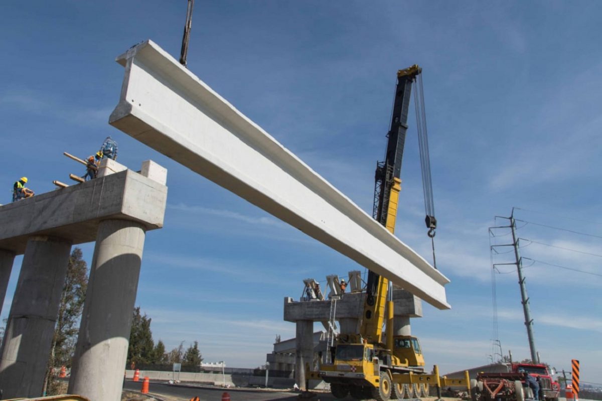 Continúa SECODUVI con colocación de trabes en el nuevo distribuidor carretero Xicohténcatl