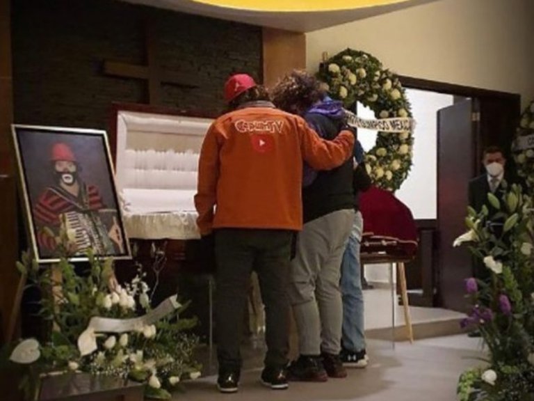 Sin maquillaje, rodeado de su familia: así fue la despedida de Cepillín