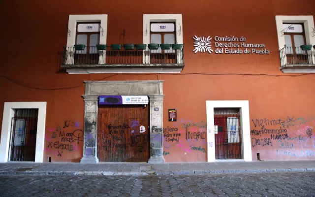 Asegura Barbosa que no se perseguirá a nadie por los daños durante marcha del 8M