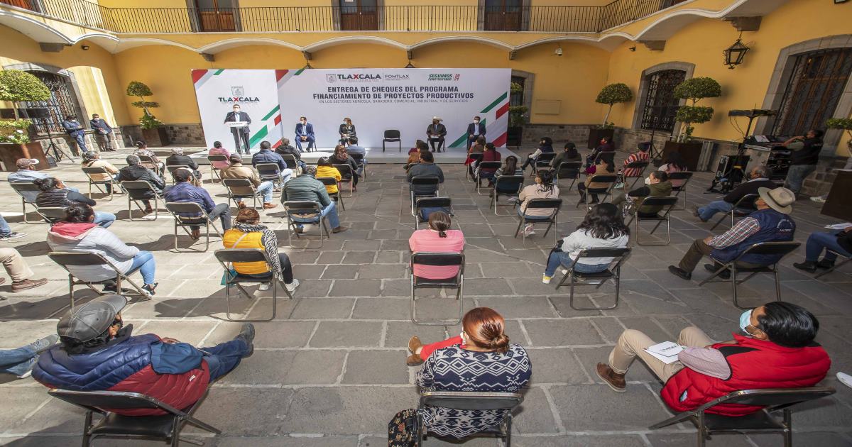 Entrega Marco Mena créditos a negocios tlaxcaltecas; se han conservado 10 mil empleos con 60 mdp