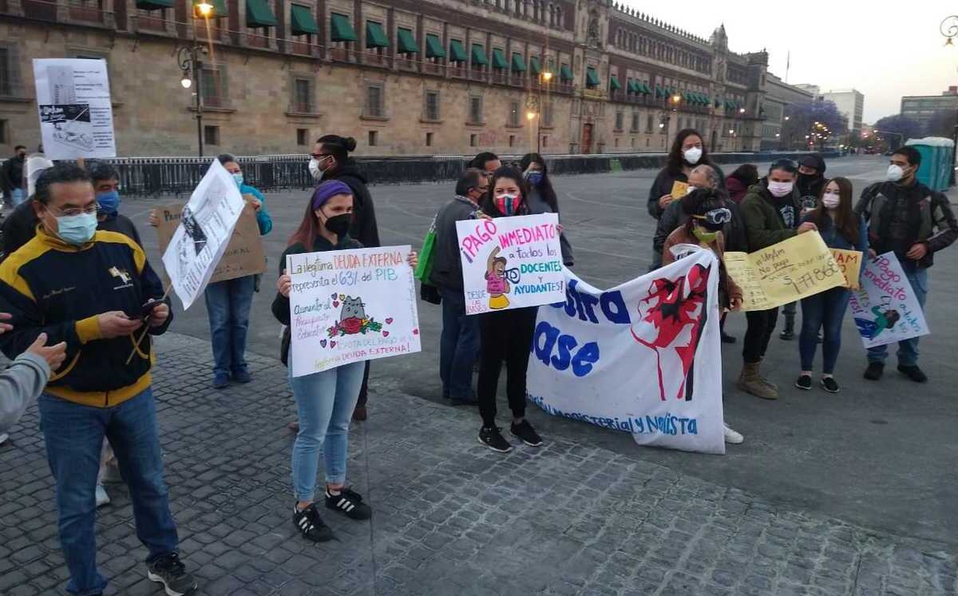 En CdMx, profesores de la UNAM protestan frente a Palacio Nacional por falta de pago