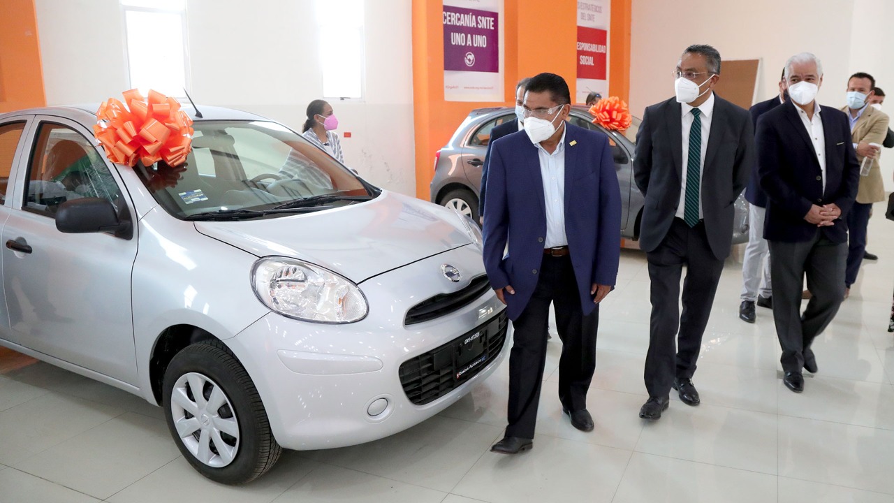 Entrega SEPE vehículos a personal jubilado y de apoyo y asistencia a la educación