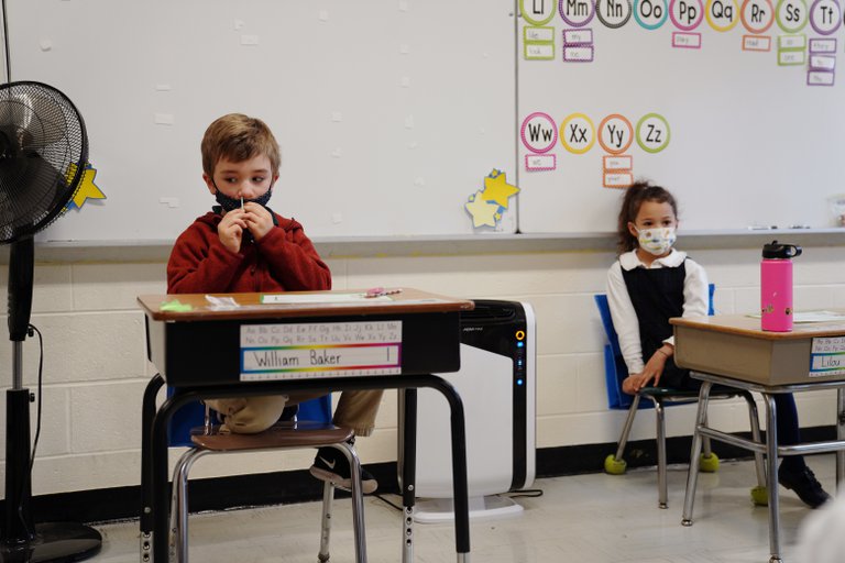 Estados Unidos redujo a 91 centímetros la distancia social mínima entre los alumnos en las escuelas