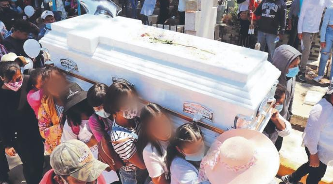 Amigas de Wendy de 16 años víctima de feminicidio en Edomex, cargan su ataúd luego de haber sido encontrada en canal de aguas negras