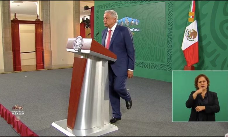 “Nuestro plan es acabar con la corrupción”, dice AMLO, parado en un pie