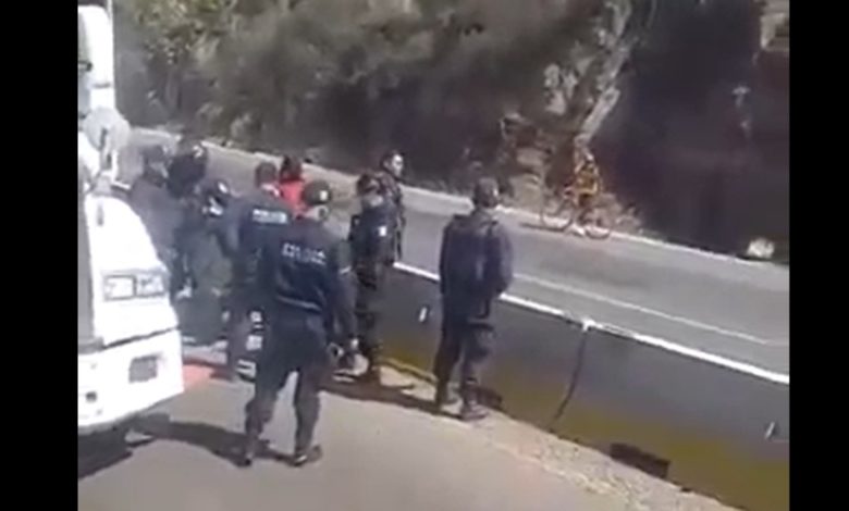 Graban a policías agrediendo a una familia con un aparente uso excesivo de la fuerza