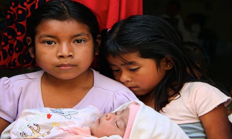México registró 10 mil partos en niñas de 14 años en 2019: Salud
