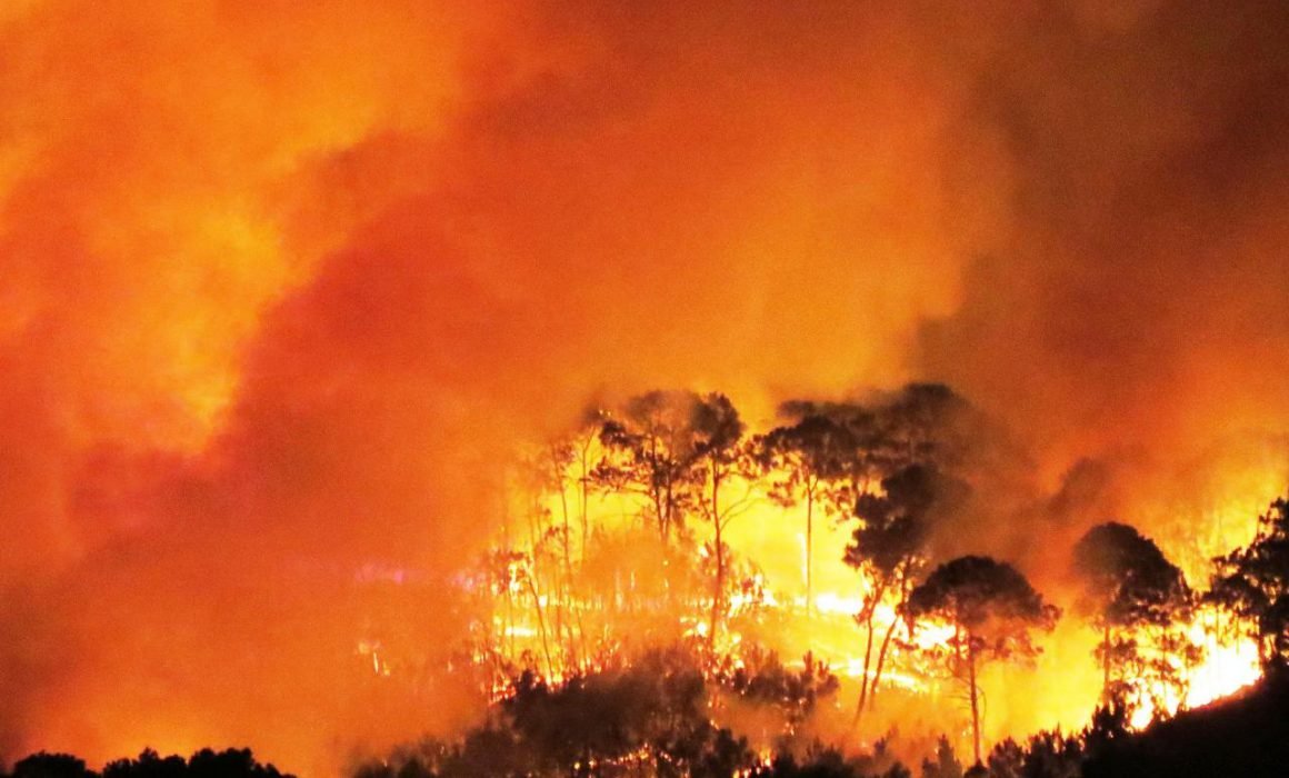 Reportan fuerte incendio en el cerro de la Cruz en Uruapan, Michoacán