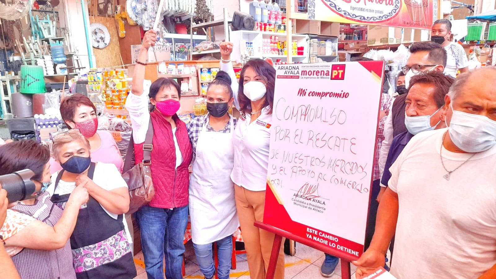 Ariadna Ayala firma su primer compromiso con los atlixquenses: el rescate de los mercados y apoyo al comercio local.