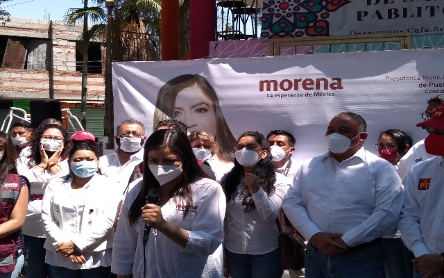 Claudia Rivera busca defenderse de ataques en un debate entre candidatos