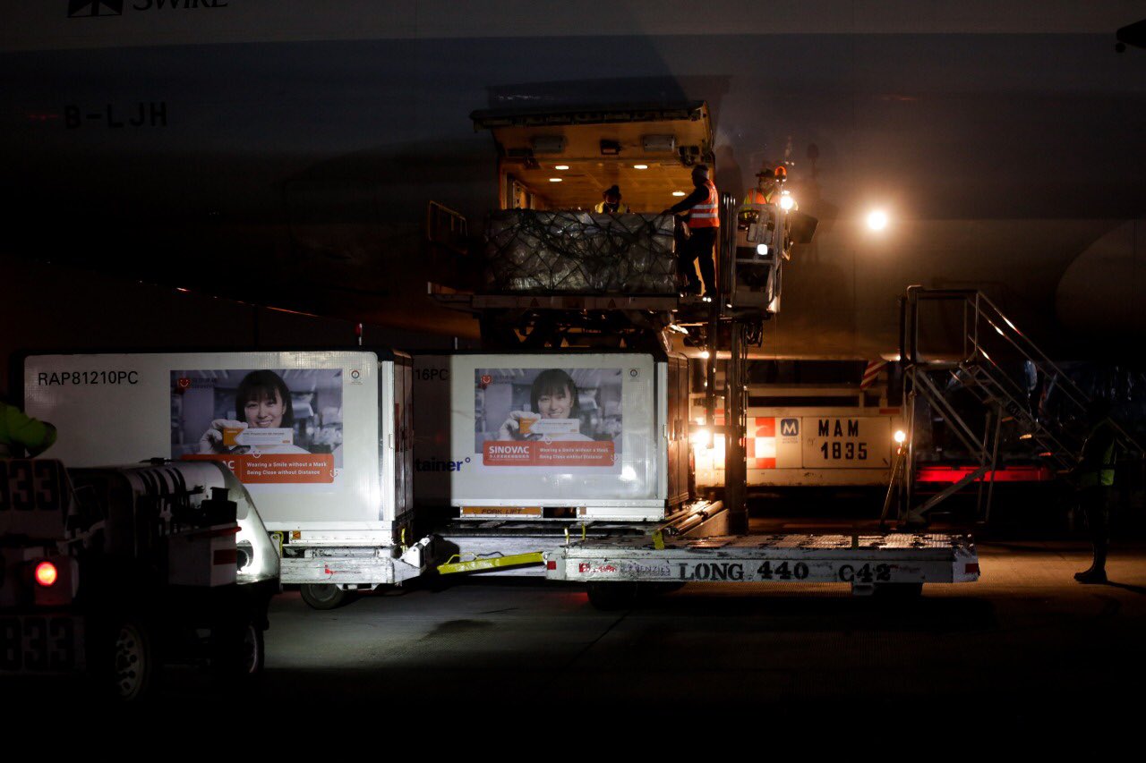 Llega nuevo lote con un millón de vacunas anticovid de Sinovac al AICM