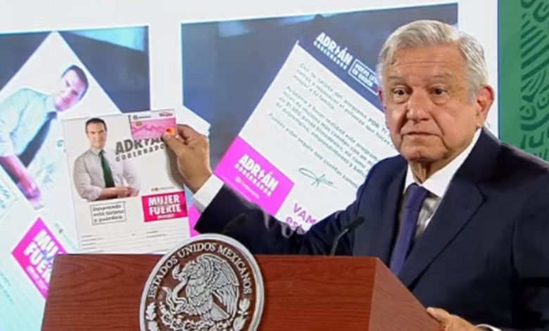 “Es una ofensa y una humillación”: AMLO muestra tarjeta de Adrián de la Garza para “comprar votos”