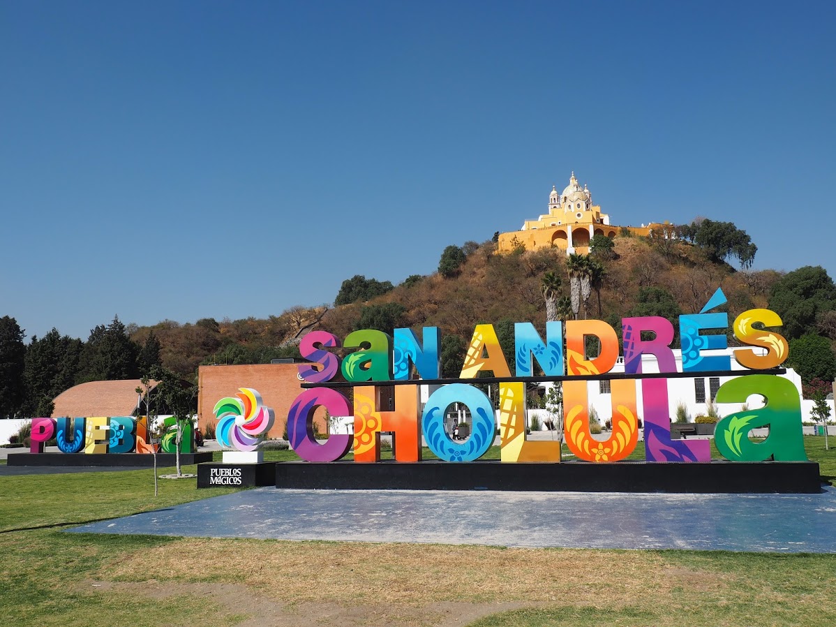 Ayuntamiento de San Andrés Cholula acusa a su similar de San Pedro de poner vendedores ambulantes en la Zona de las Pirámides, donde no les corresponde. 