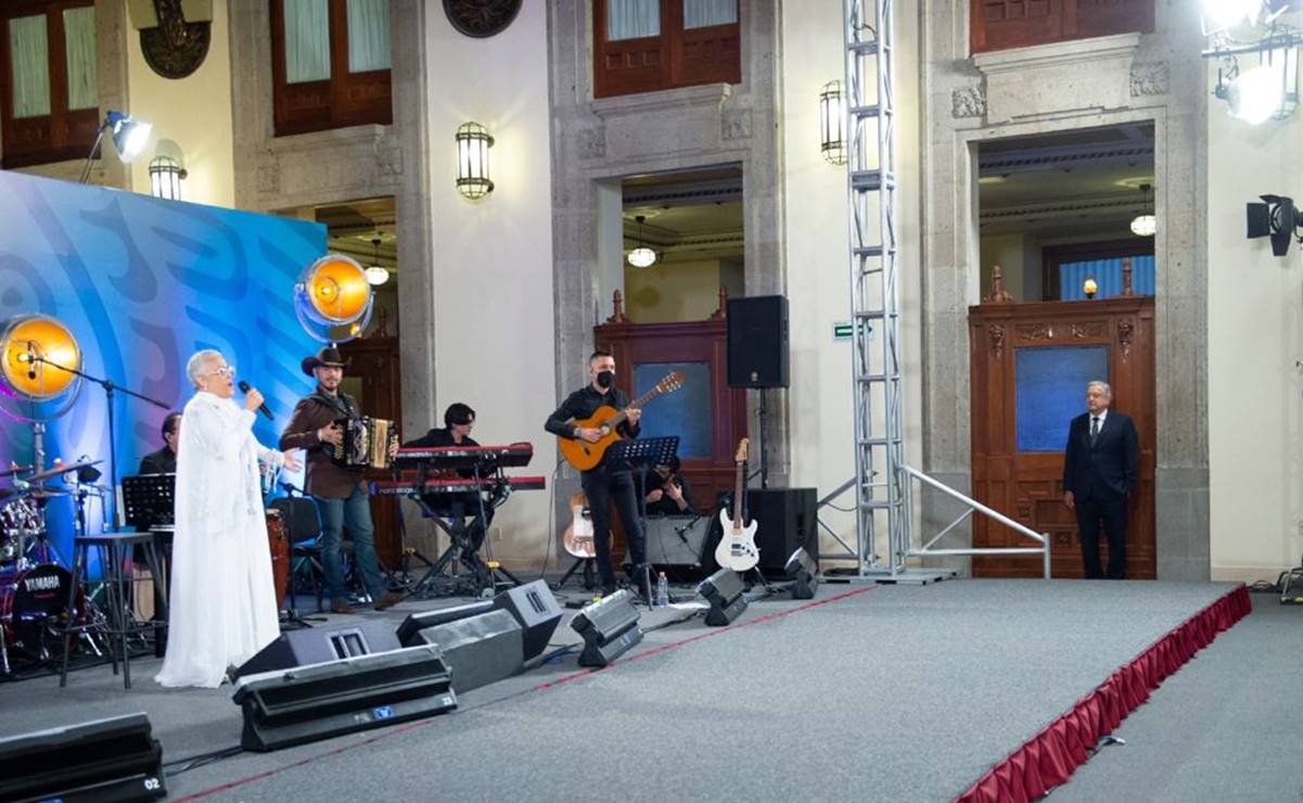 AMLO dedica en la mañanera festival musical con Eugenia León por el Día de las Madres