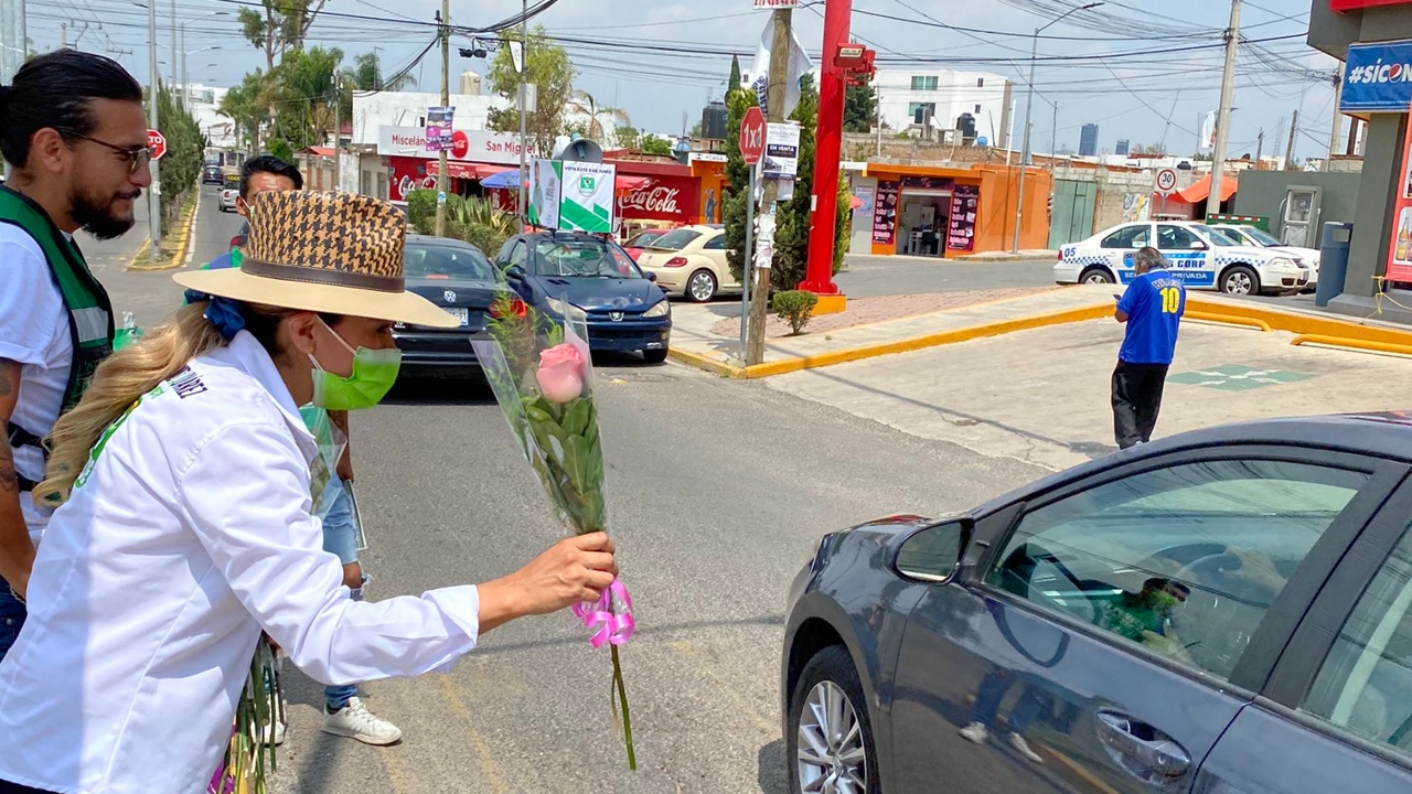 Laura Fernández candidata por la Alcaldía de San Pedro regaló flores a ciudadanas por el Día de las Madres