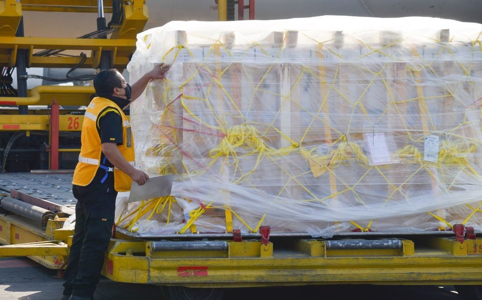 Arriba a México cargamento de 585 mil dosis de vacunas contra Covid-19 de Pfizer