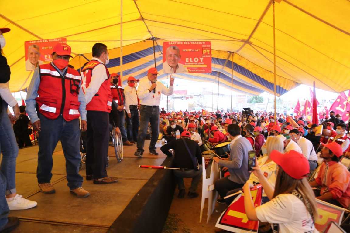 Eloy Berruecos marchó por las calles de Chiautempan para iniciar su campaña.