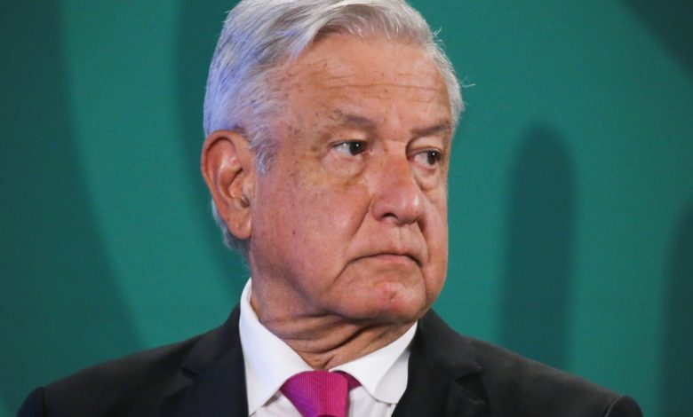 Celebra AMLO que tras su denuncia se revelaron más casos de candidatos que regalan tarjetas