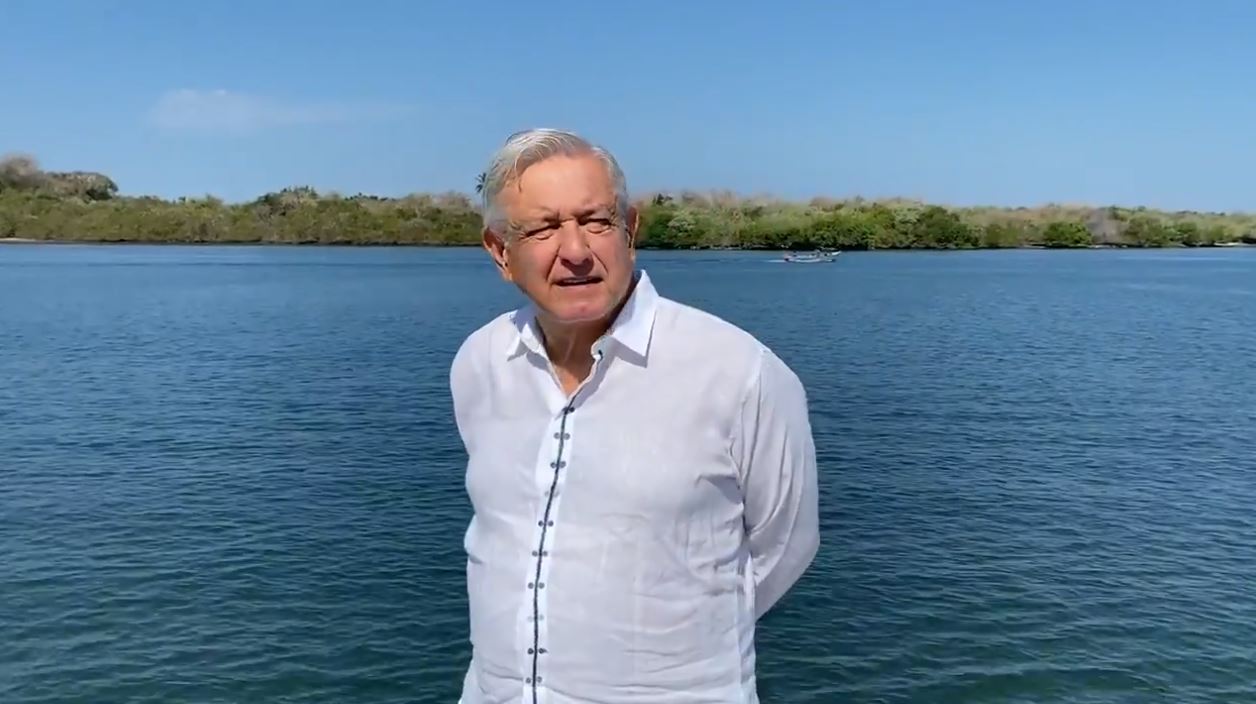 En este gobierno no se maltrata a los maestros: AMLO; felicita al magisterio en su día