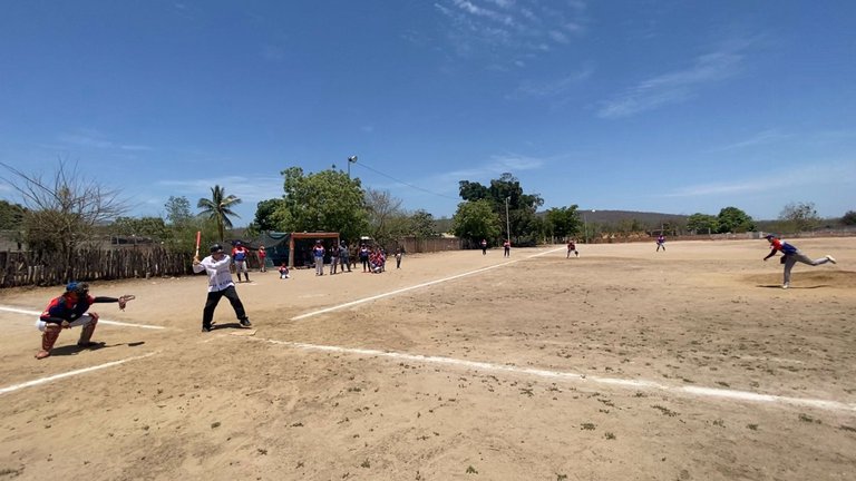 De gira por Sinaloa, AMLO juega beisbol en Picachos
