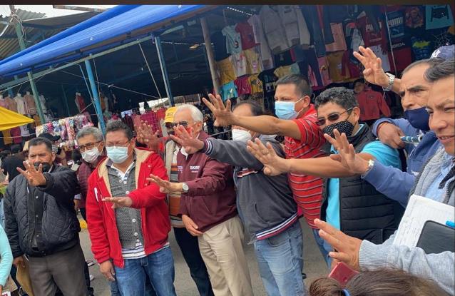 Gustavo Jiménez obtiene respaldo de los comerciantes del Mercado Nuevo en Chiautempan.
