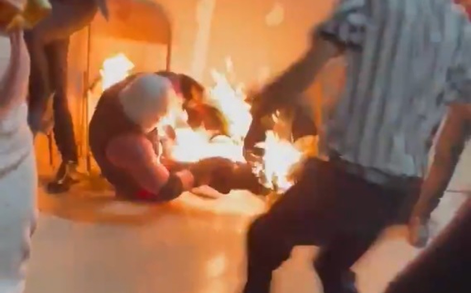 Luchador es prendido en llamas en show y se sale de control