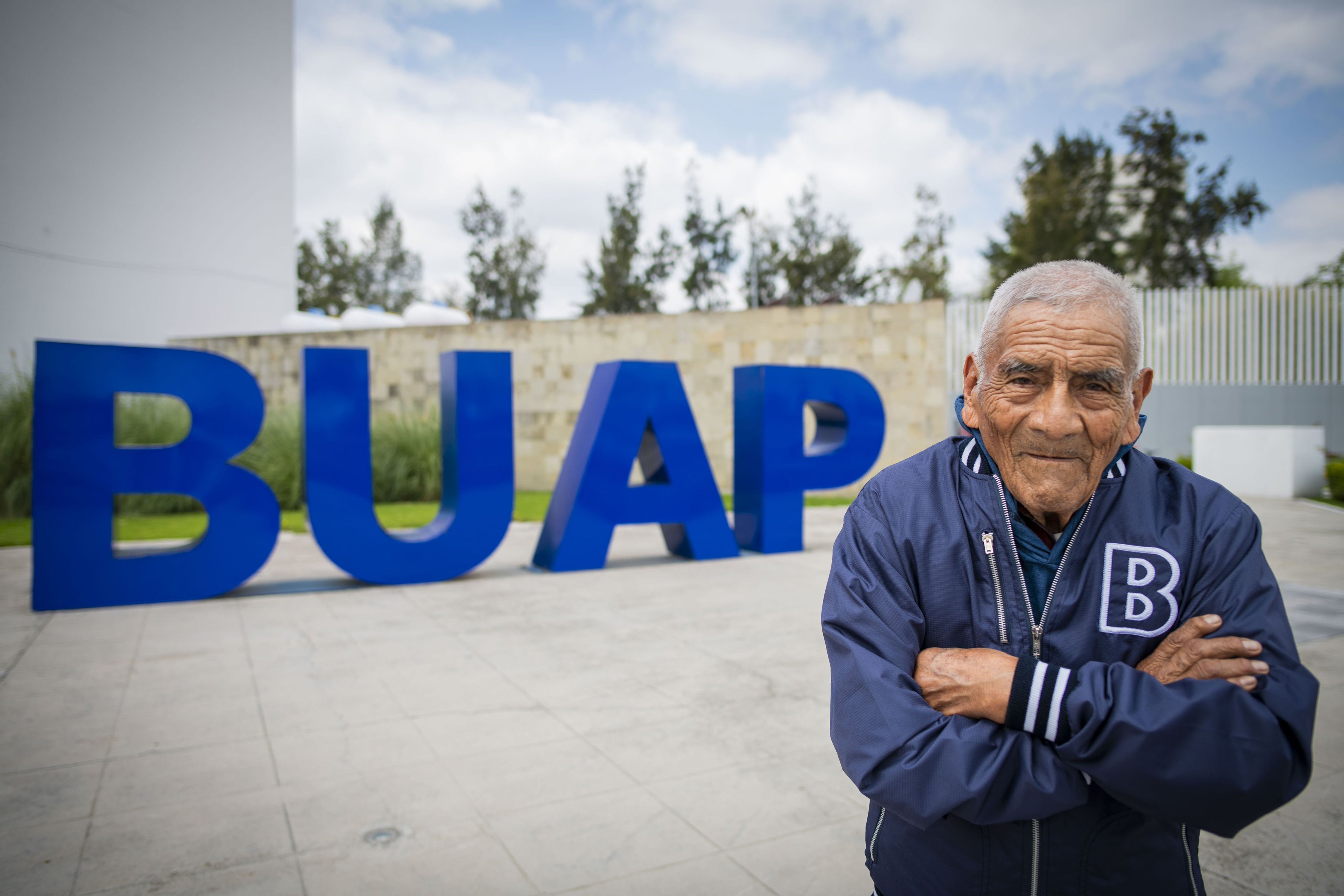 Don Felipe Espinosa de graduó como ingeniero por la BUAP a los 84 años de edad