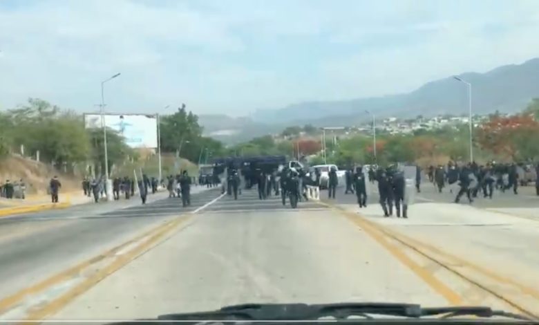 Enfrentamiento entre normalistas y policías de Chiapas deja 95 detenidos