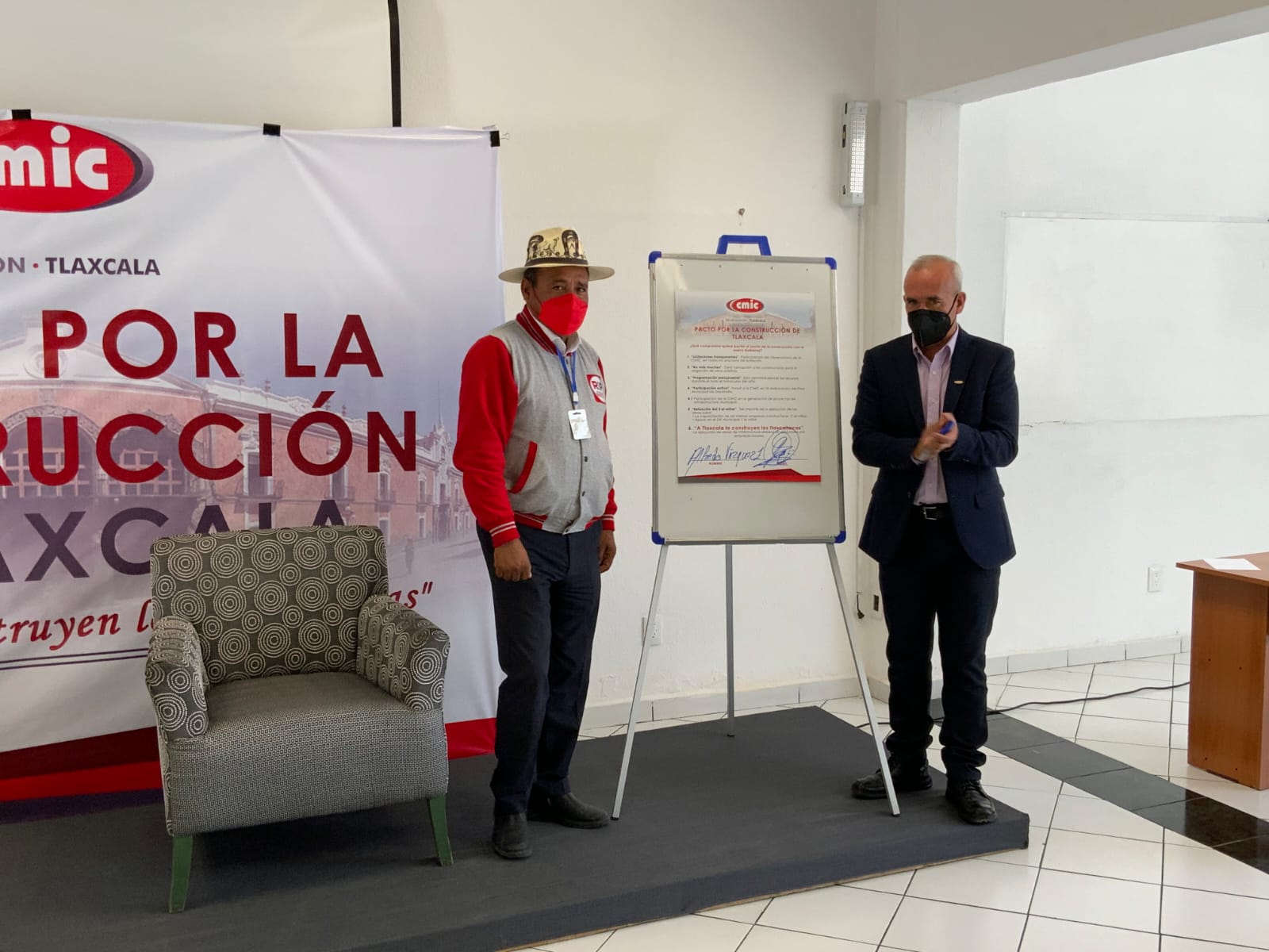 Candidato de RSP Alfredo Vázquez se reúne con el presidente de la CMIC para firmar pacto por Panotla.