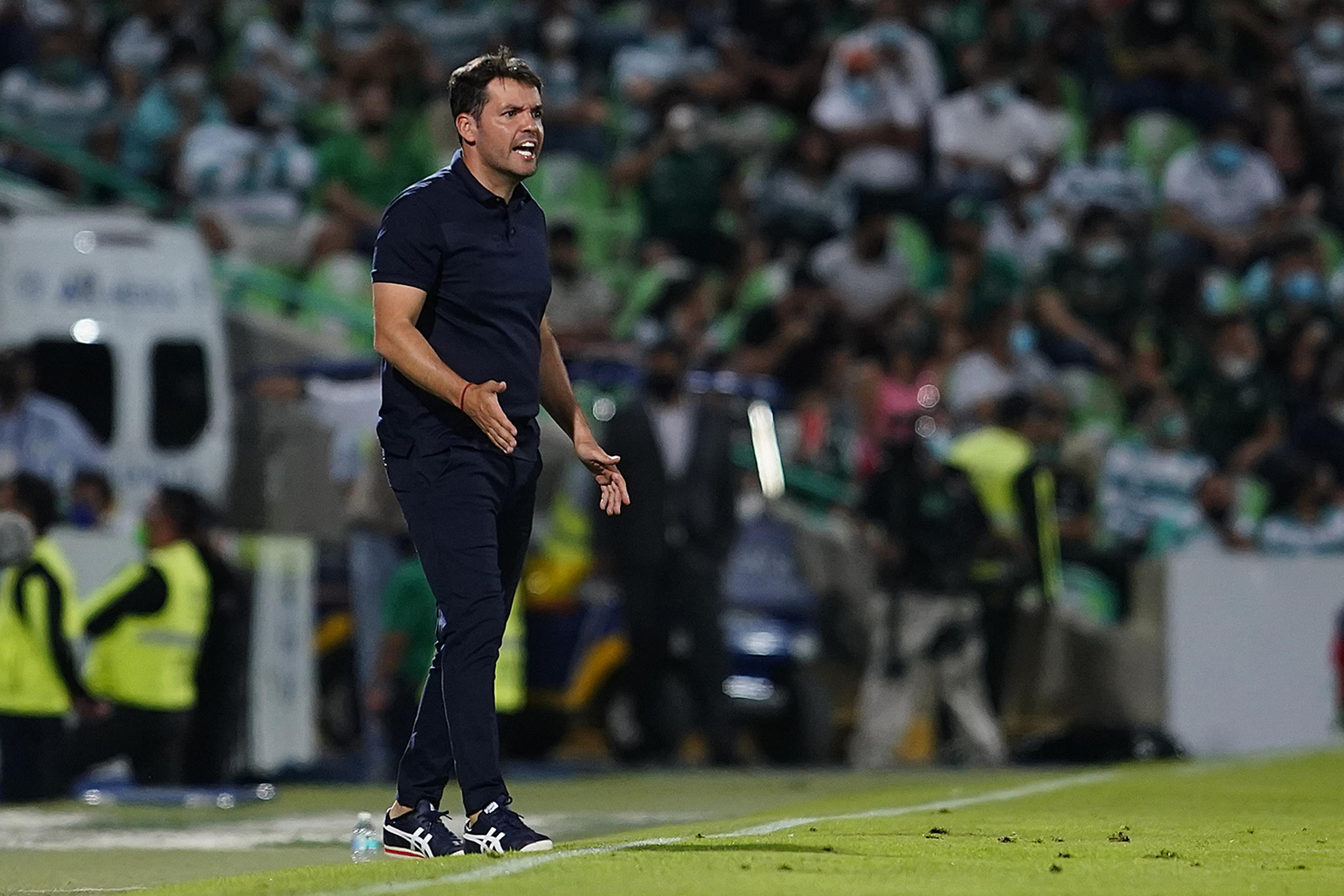 Larcamón explotó contra el arbitraje tras goleada de Santos 