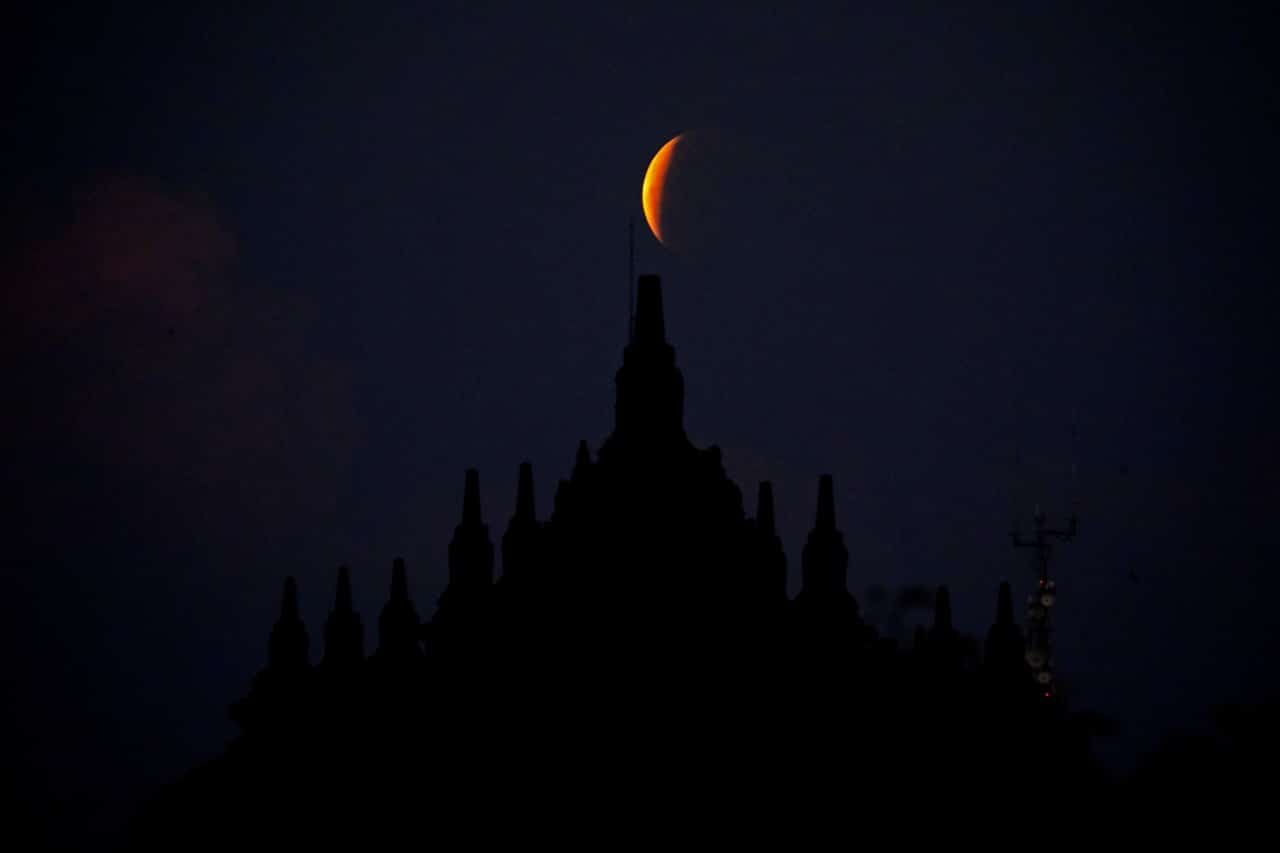 2021 05 26t134558z 1575858098 rc2mnn9o5emd rtrmadp 3 supermoon eclipse indonesia