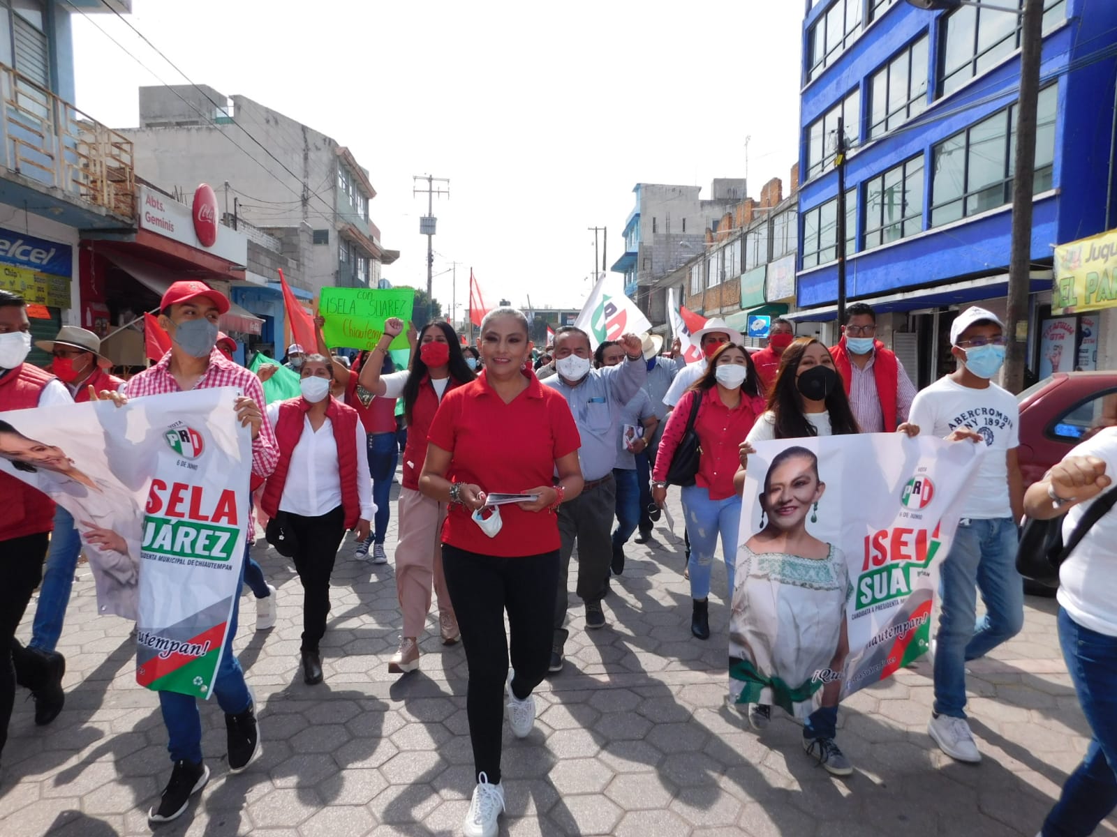 Candidata del PRI, Isela Suárez, realiza caminata en Chiautempan para compartir sus propuestas