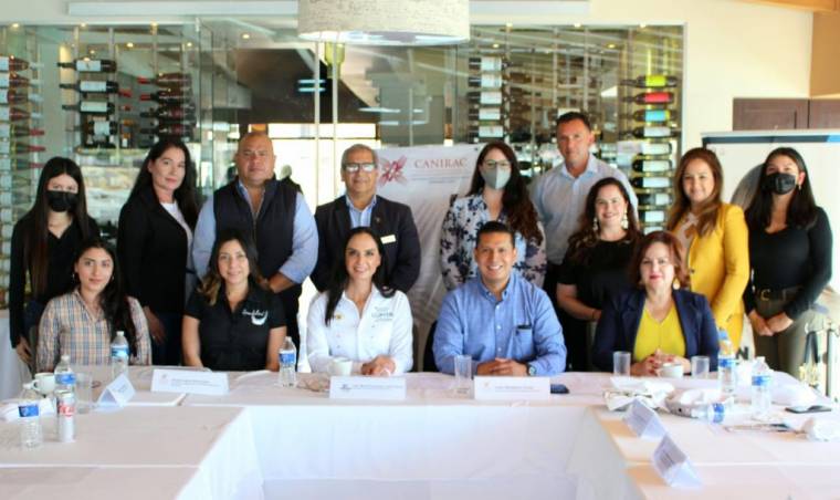 Lupita jones se reúne con integrantes de CANACO y CANIRAC en ensenada